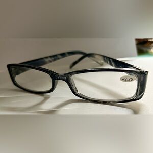 Women’s readers +2.25 NWOT